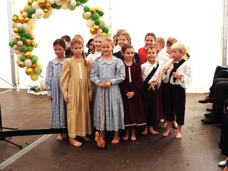 Mlajša Otroška FS OŠ Davorina Jenka je zaplesala Z račkami  v vas